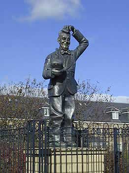 stan laurel statue